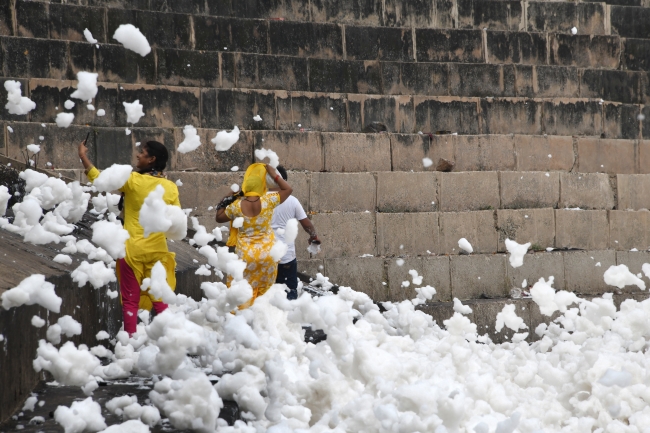 Toksik köpük Hindistan'ın kutsal Yamuna Nehri'ni kirletiyor
